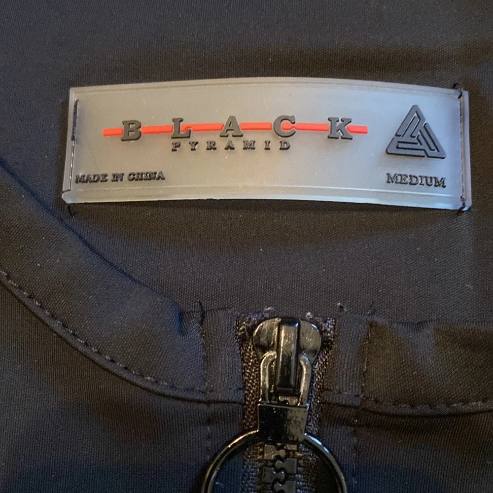 Black Pyramid Streetwear Top - Picture 3 of 13